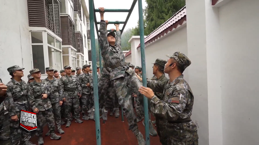 过足“当兵瘾” 激发“强军梦”——武警张家界支队“零距离”开展国防教育