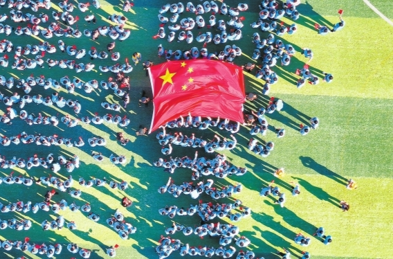 同升一面旗 共唱一首歌——天安门国旗护卫队向湘西州两所学校赠送国旗特写