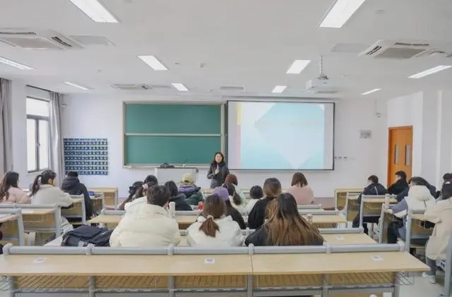 ​多地高校督促学生坐前排！“前排入座率”究竟该靠啥？