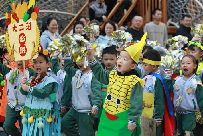 “手剥玉米”“护送南瓜”......这场运动会让亲子乐享农趣