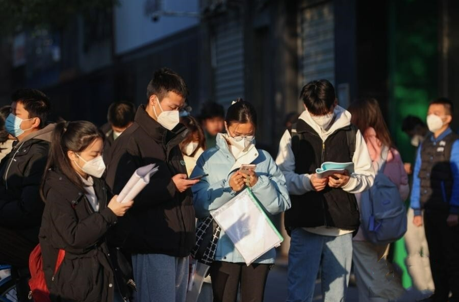 2024国考笔试今日开考 报名人数首破300万 平均约77人竞争一岗