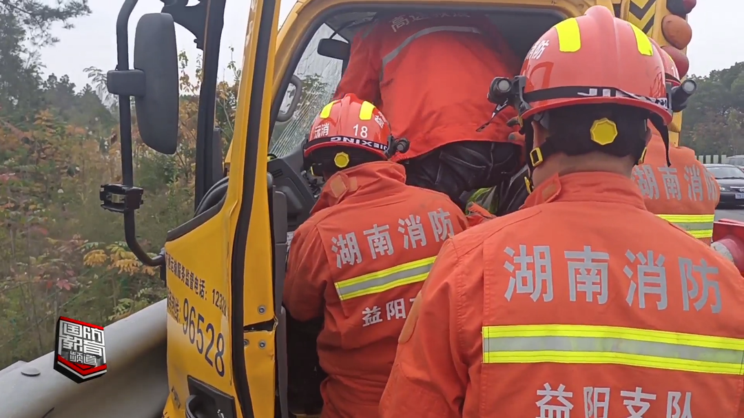 益阳沅江 ：高速突发车祸1人被困 消防紧急救援