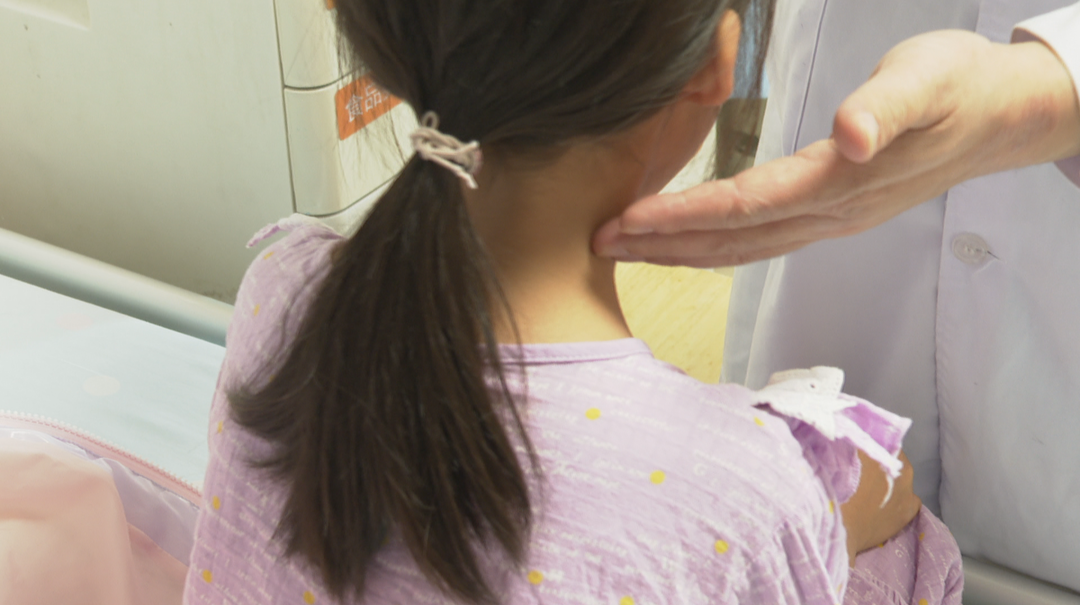 健康湖南：一场小感冒让9岁女孩“歪脖子”