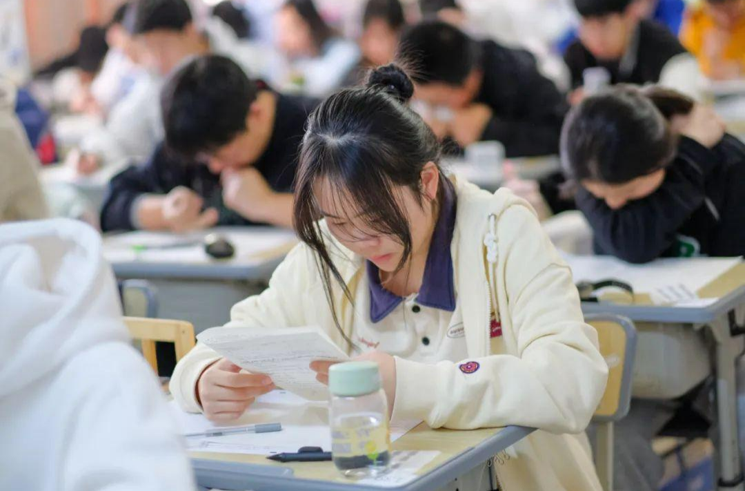 84.8%受访者认为是否具备独立思考能力对个人发展影响大