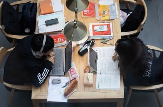 困在“第一学历”的年轻人:打破那面隐形的墙