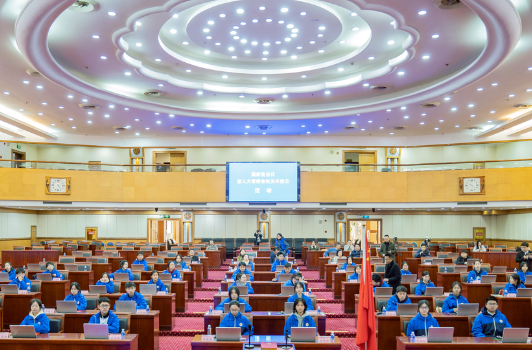 长沙市明德中学：​“既是宪法课，又是历史课”