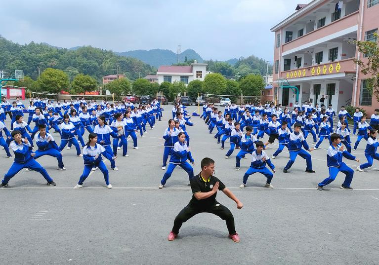 武术进校园：体育老师变身“武术教练” 练出孩子精气神