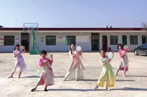 阳光下孩子翩翩起舞 衡阳一乡村小学舞蹈班作品爆火出圈