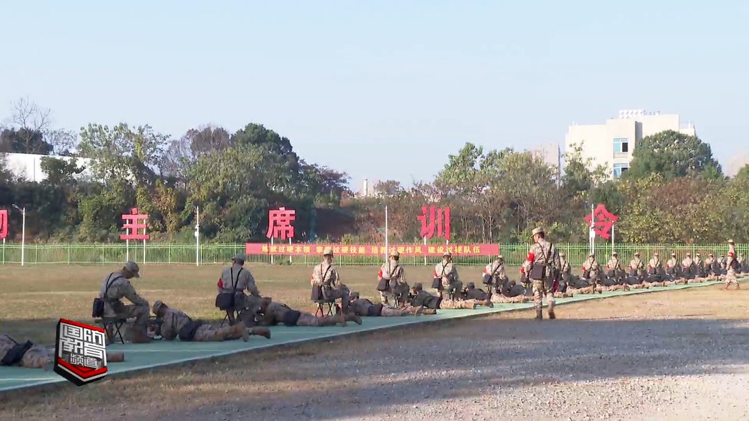 新兵首次实弹射击 打响军旅生涯第一枪