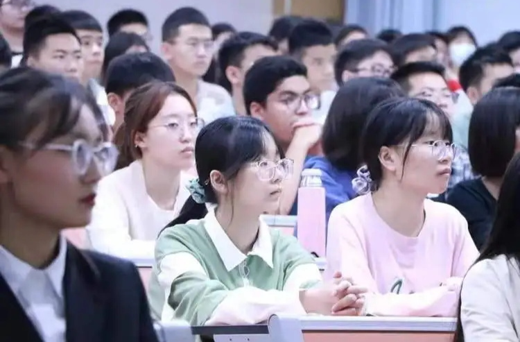 将国情教育深度融入研究生教育成长链