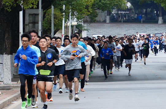 湘潭大学2600名师生环校健身长跑 纪念毛泽东同志诞辰130周年