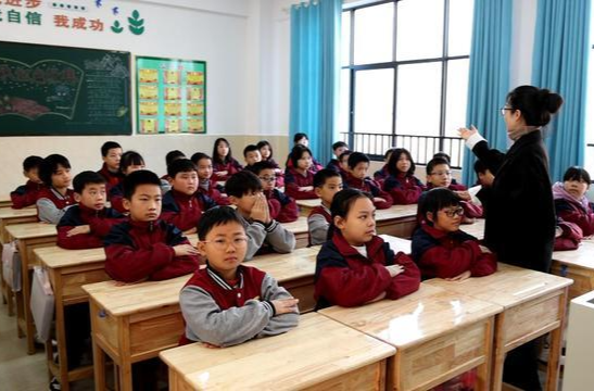 培育社会主义核心价值观，铸牢共同思想基础