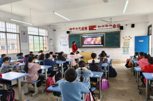 湖南环境生物职院志愿者赴石湾中学开展爱心活动
