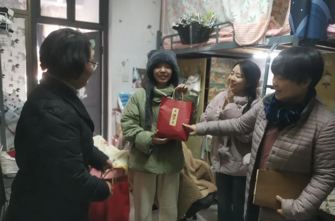 湖南城市学院：“研”途送温暖 温情暖寒冬