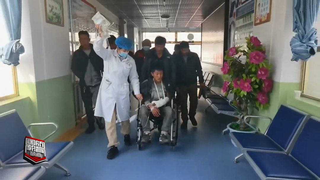 援藏军医：争分夺秒 紧急施救