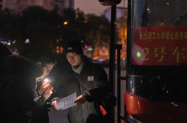 开空调，送早点，车接送……湖南高校开启考研“送暖模式”