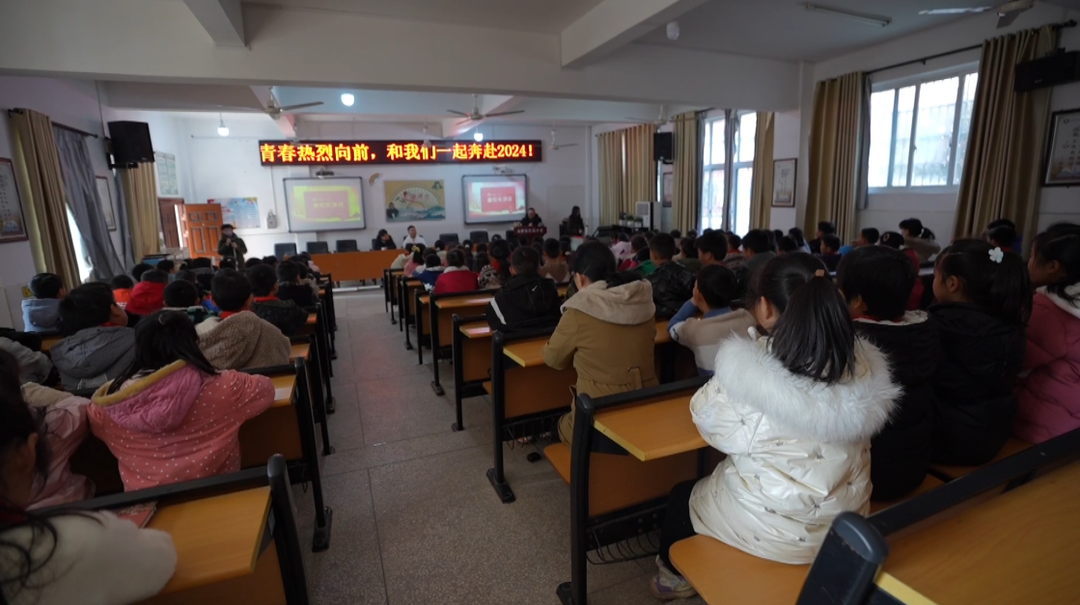 长沙：爱心大学生向小学捐赠900余本图书