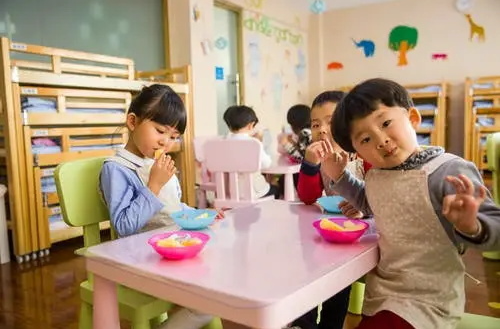 幼儿园办托育大势所趋？如何“托得起托得好”？