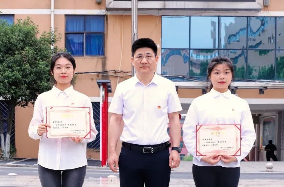 老人倒地扶不扶？湘南幼专两名学生这样做