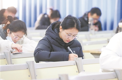 扭转学术学位和专业学位趋同培养观念