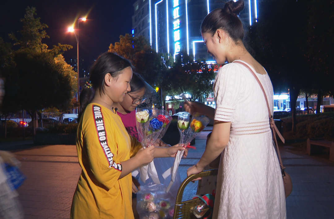 微心愿点亮未来：为还家中债务 三姐妹帮母亲卖花