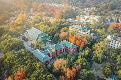 多所高校改进入校形式 便利公众参观访问