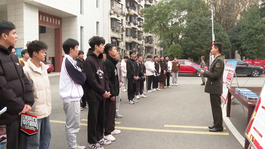 连线“雷锋班”——高校学生：我也想像雷锋那样去当兵