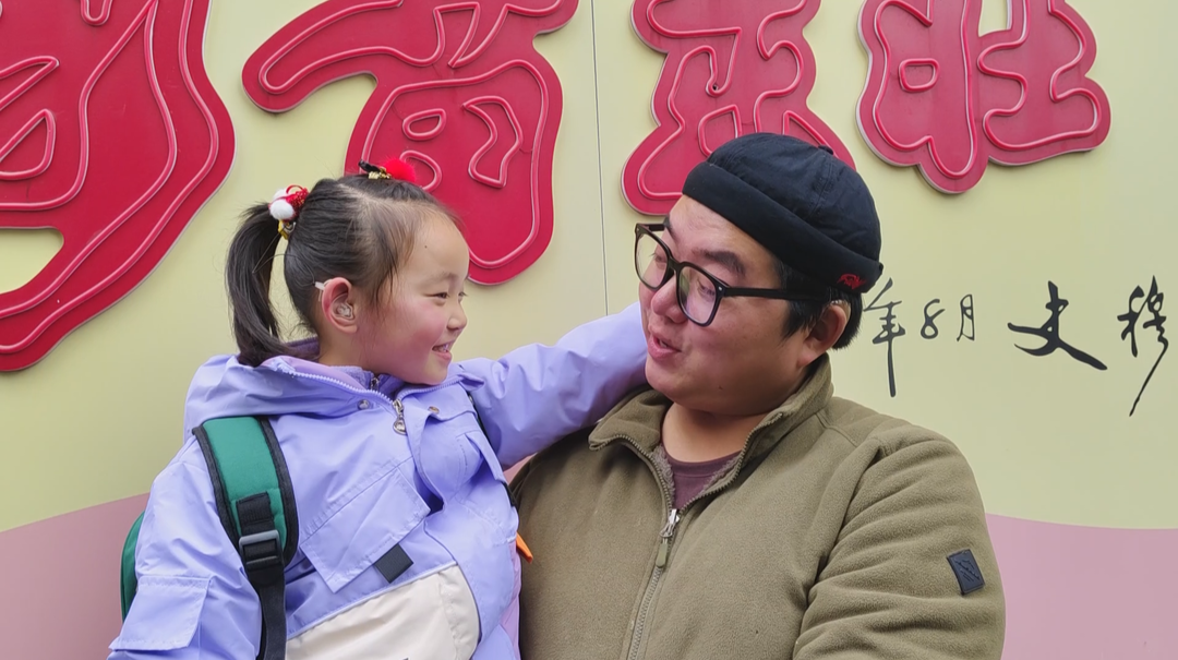 闹市里的无声小摊：听障父亲生日当天收到最好的礼物