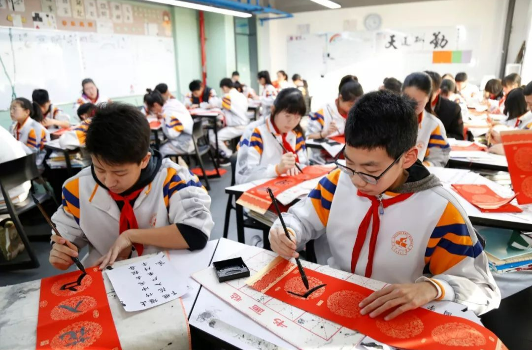 高水平美育师资引领学生向美而行