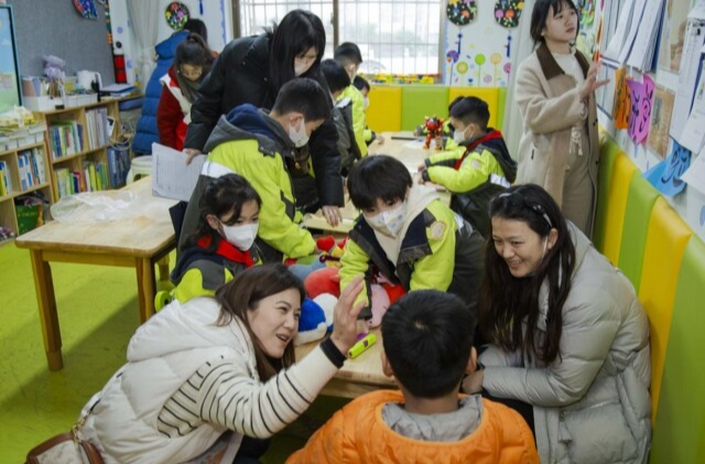 牵手“小蜗牛”……为这群孩子的志愿活动点赞