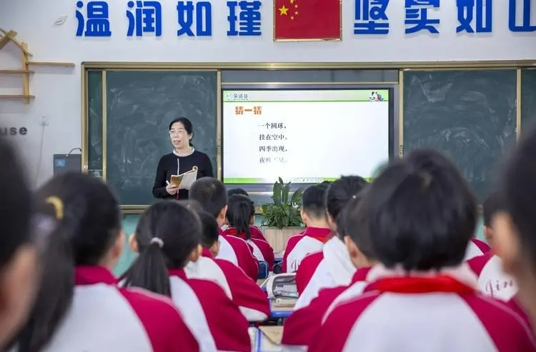 语文教学中，教师是否应舍弃对课文的主观性评价？