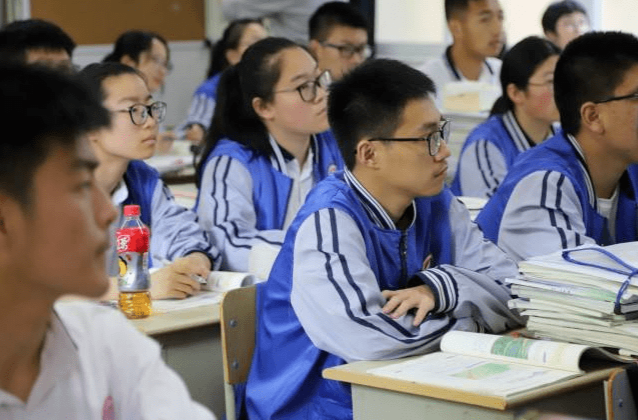 中国高中生更想做对社会有贡献的工作