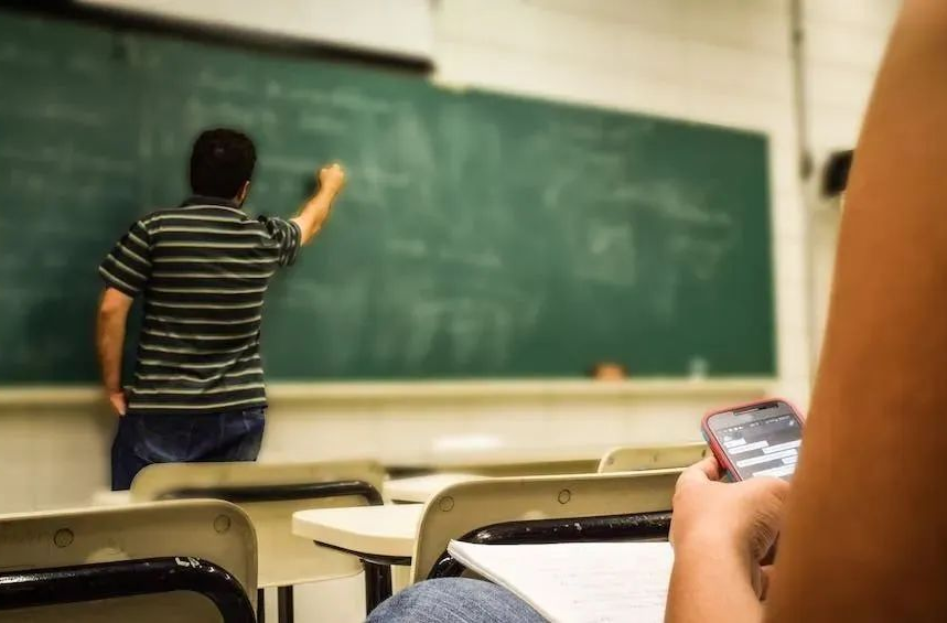 多地出台政策“留住教师”,会适得其反吗?