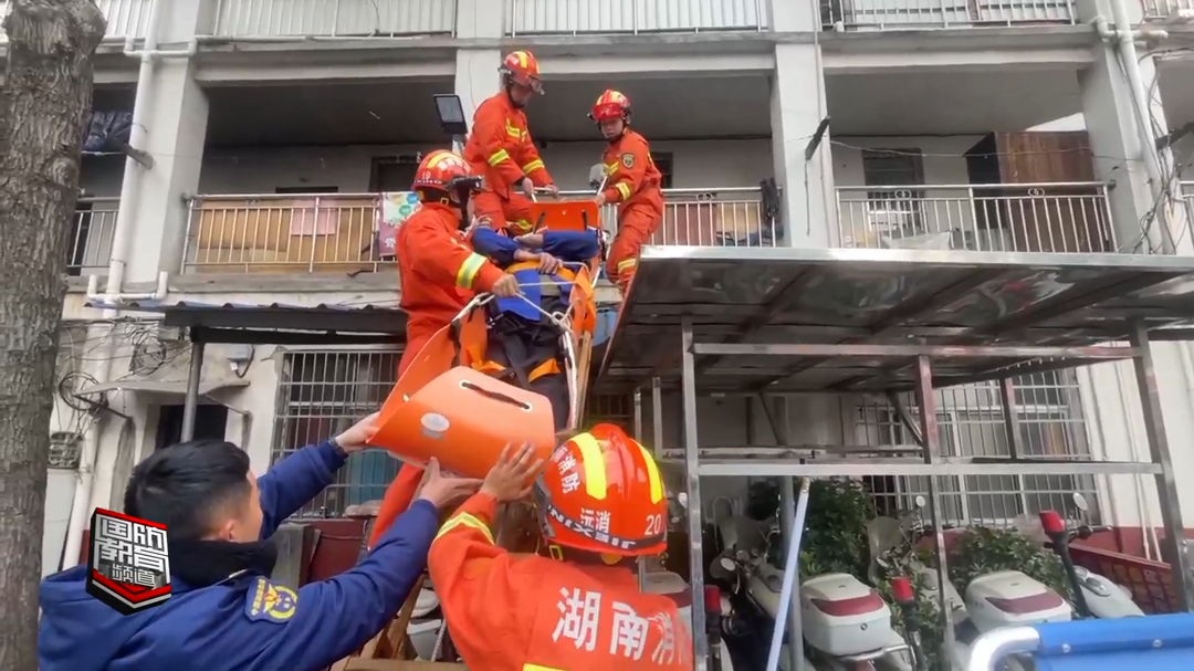 益阳沅江：老人高空遇险 消防成功处置