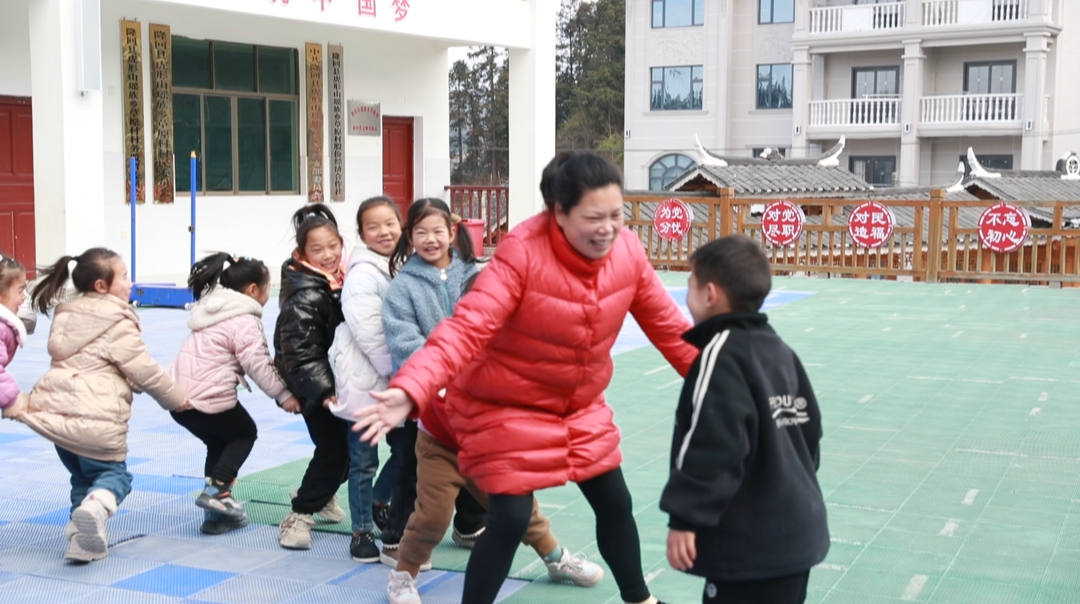 湖湘师表·谭美珍：“逆流”回村 点燃梦想