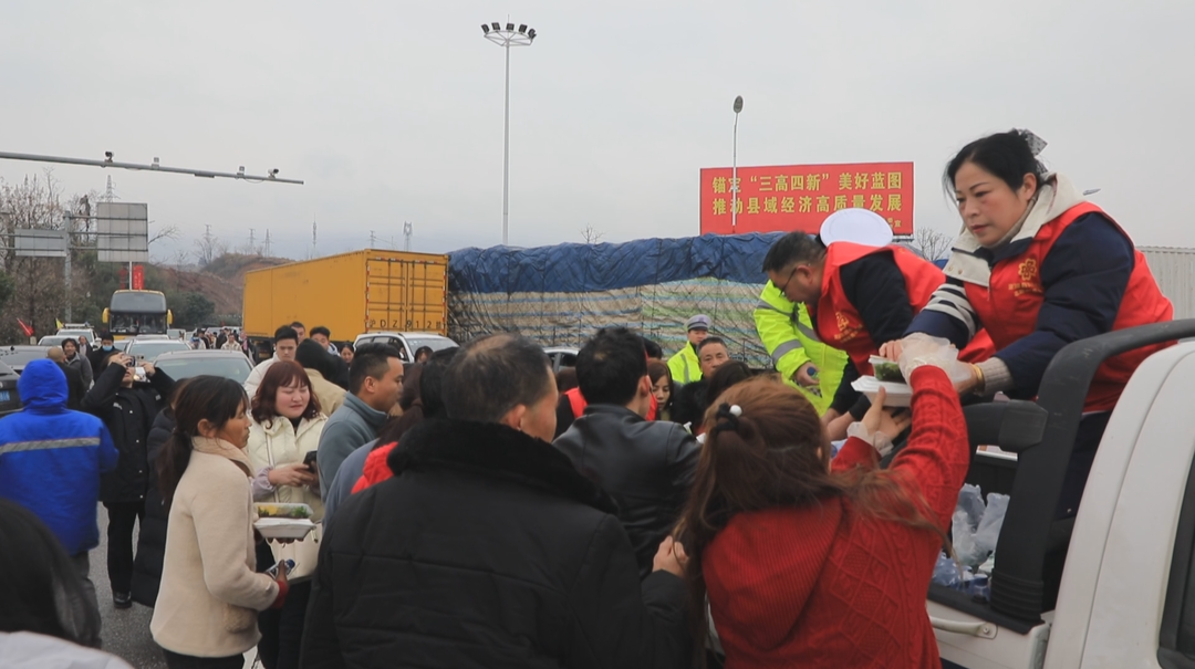 温暖回家路：溆浦为高速滞留返乡人员送爱心物资