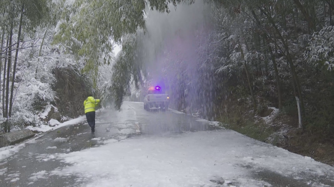 战冰雪 保畅通：多处树木拦路 靖州交警逆行出战
