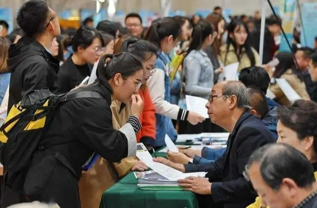 如何更加突出就业优先导向