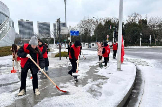 常德：青年志愿者扫雪除冰再行动
