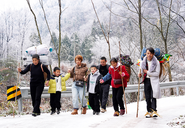 怀化沅陵：家长学生手牵手前行，大山里的冰雪“开学季”来了