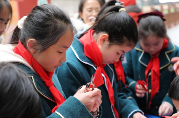 衡阳市石鼓区人民路小学“年味”迎开学，非遗文化指尖传