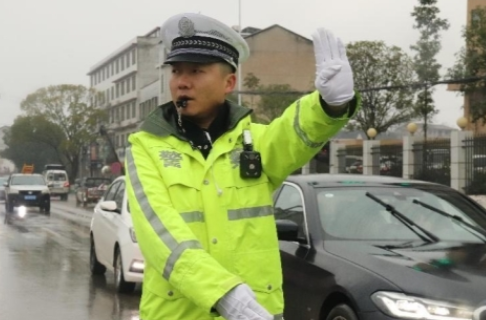 娄底市双峰县：交警站好“护学岗”护航开学季