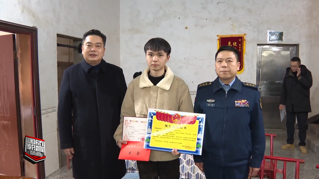 惊险！轿车没顶之际 应征青年连救一家4口