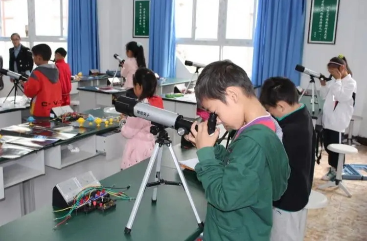 加强中小学科学教育 支撑建设教育强国