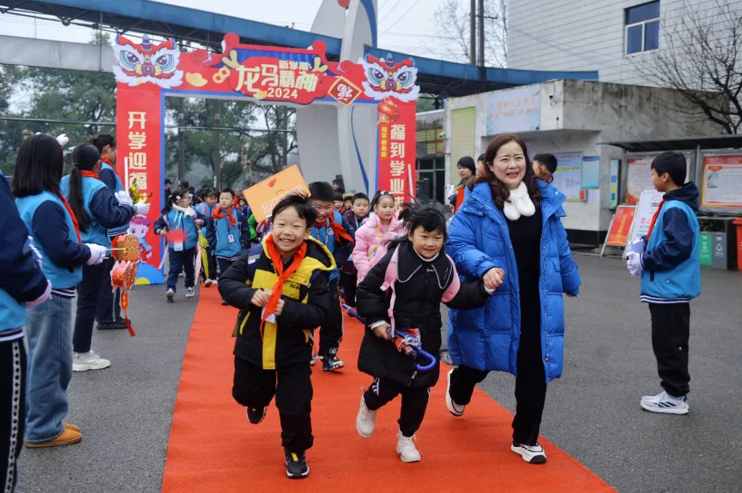 湘潭各校“花式”迎开学！直击神兽归笼→