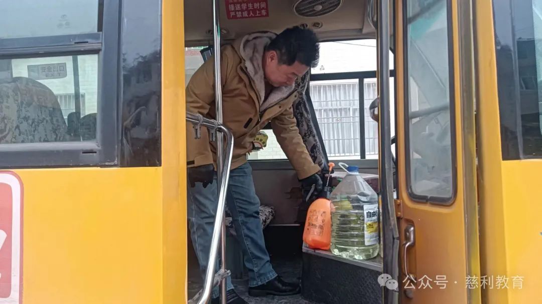 张家界慈利县：护航学生平安路 为校车大“体检”