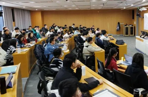 大学上课起立问好，读懂争论背后的考量