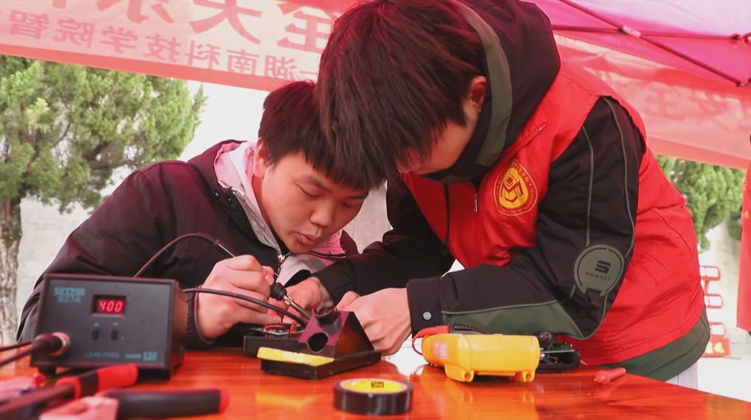 传递榜样力量 湖南各地各校开展形式多样的学雷锋系列活动