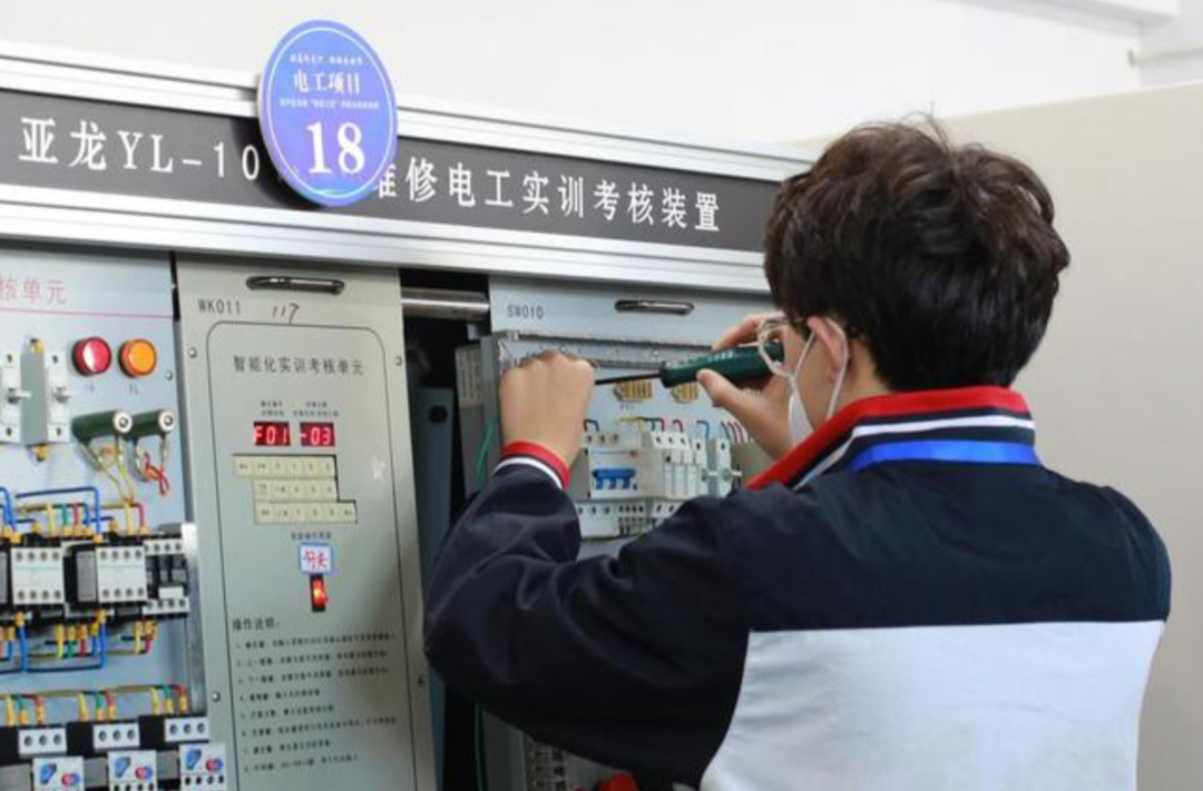 教育时评：与时代共舞，彰显职业教育贡献力