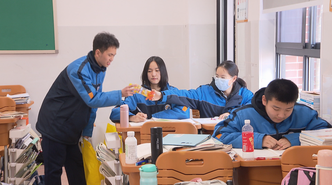 追“锋”少年：传递爱心 长沙一高中生校园“拾荒”
